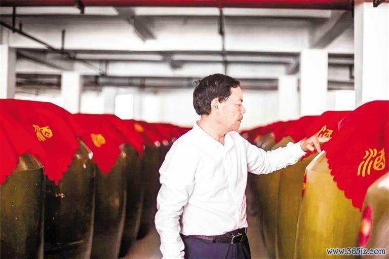 “酒王人酱东谈主”劳务品牌代言东谈主曹大明查验封酒时分。贵州日报天眼新闻记者 潘树涛 摄