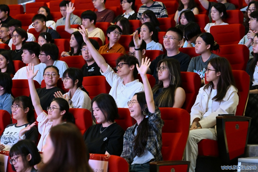 图为澳门大学同学们奋勇发问。澳门大学供图