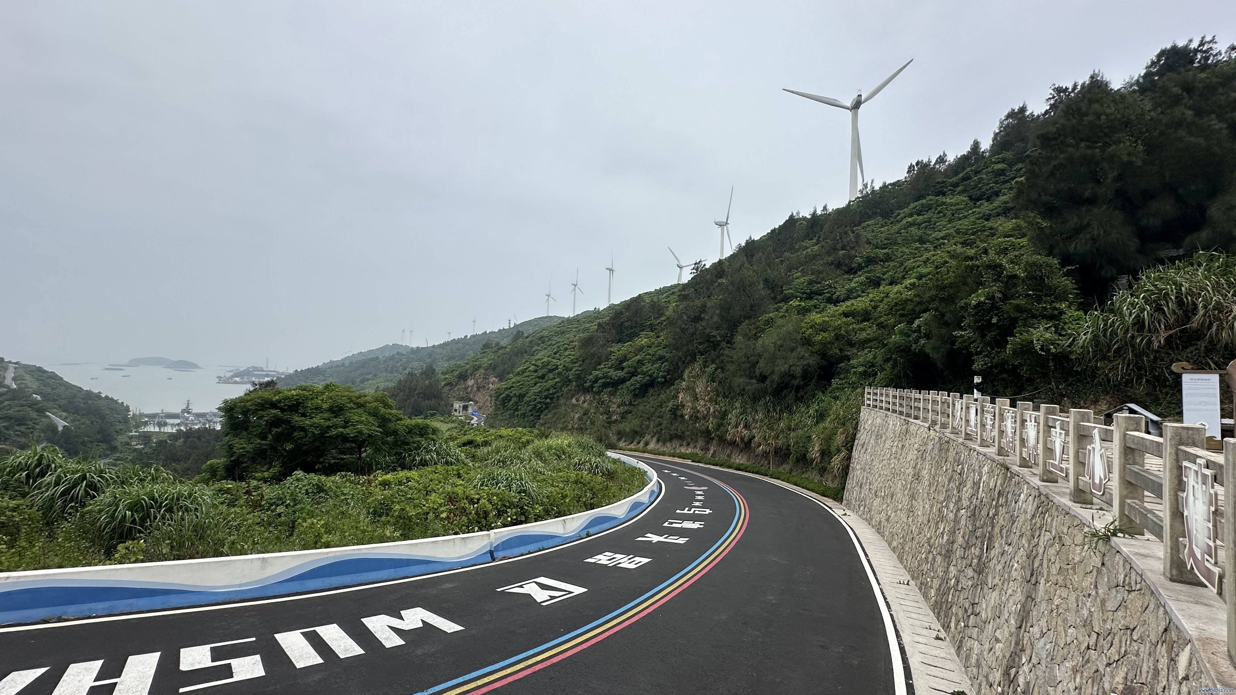 岛上的“白改黑”公路。东说念主民网记者 王绍绍摄