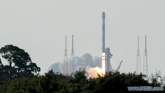 佛罗里达州卡纳维拉尔角天外军基地,2026 年 6 月 12 日,SpaceX 猎鹰 9 号火箭从 40 号航天辐照工位起飞。当日 SpaceX 幽闲登陆纳斯达克,刊行价每股 135 好意思元,创下史上领域最大 IPO 记录。